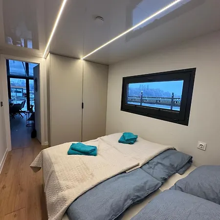 Hausboot Marien Штральзунд